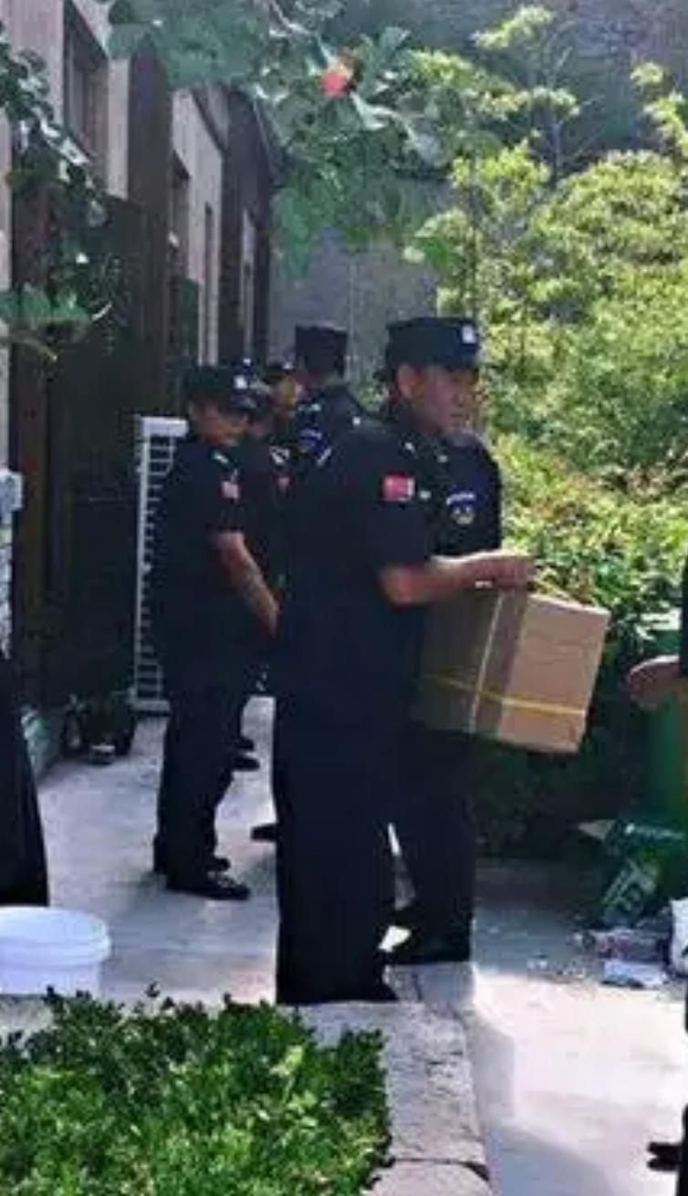 业主买了一个冰箱居然让保安给他抬到六楼，因为卖家只管送到楼下，送上楼要加钱，业主