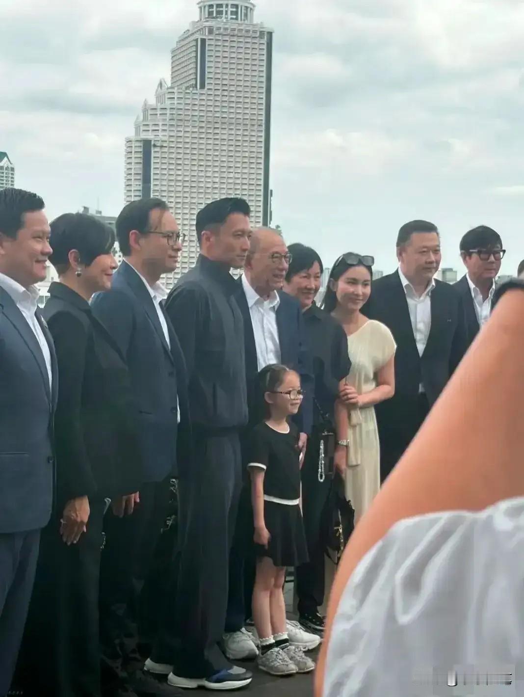 曼谷街头偶遇谢霆锋，生图状态堪称“封神”——紧致下颚线与冷峻眼神，在路人镜头下仍