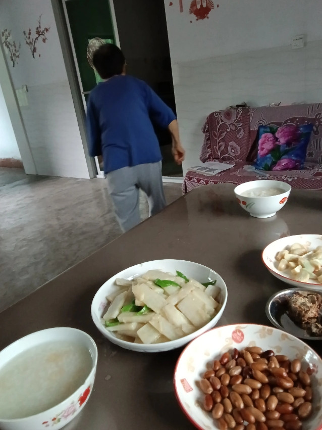 搞不懂我的婆婆，吃个稀饭，用得着这样做吗？早上我要吃干饭，她坚持要吃稀饭，那