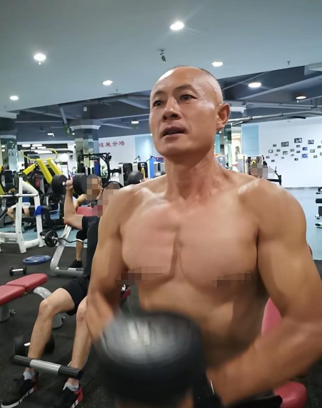 曝四川58岁马拉松跑者陈毛去世，一身肌肉，30公里配速4分53秒，不抽烟不喝酒，