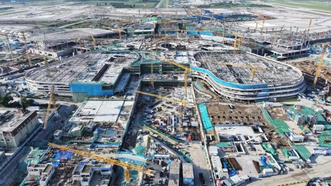 济南遥墙机场二期工程综合交通枢纽中心封顶，建筑面积高达38万平方米。这个综
