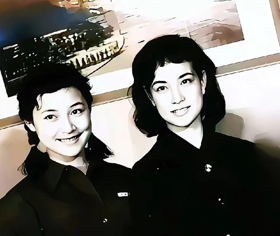 这张老照片，定格了陈冲与刘晓庆拍摄《小花》时的模样。年轻时的二人眉眼灵动、气质鲜