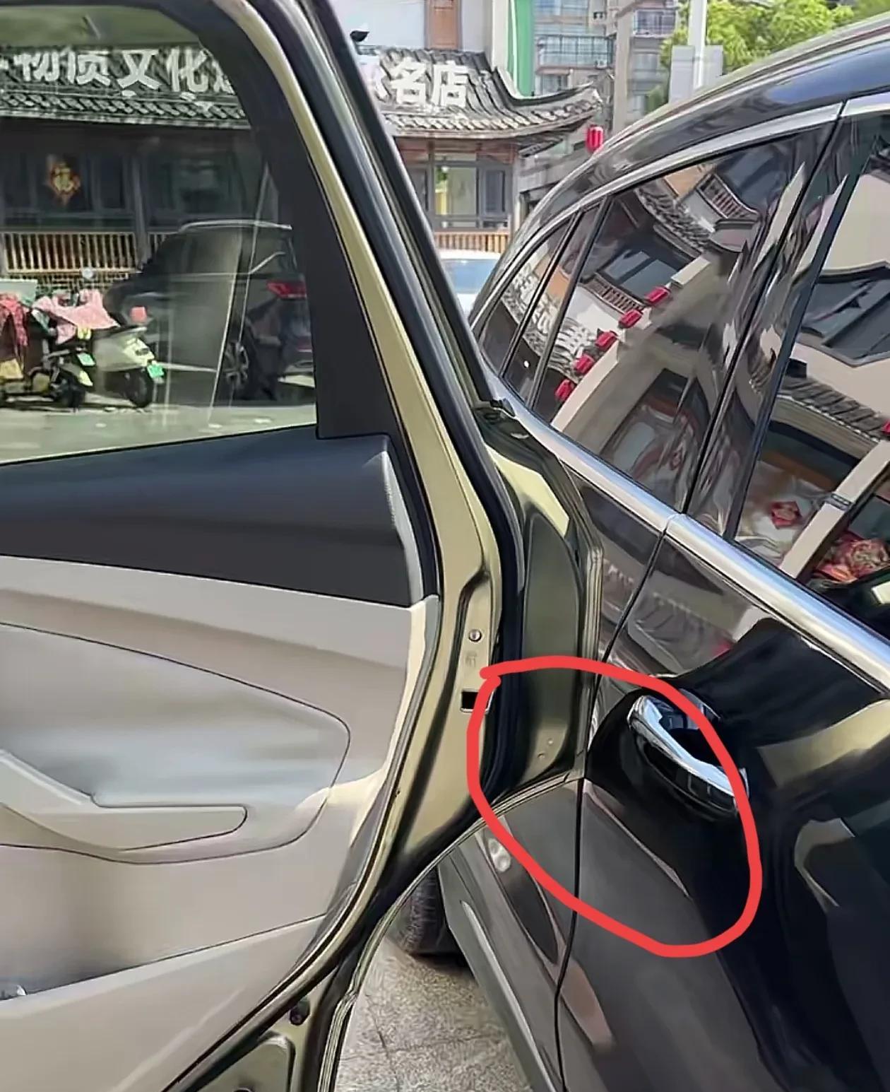 扬州市江都区发生一起奇葩事：车主开车门剐蹭旁车后离开。江都区运河路世纪花