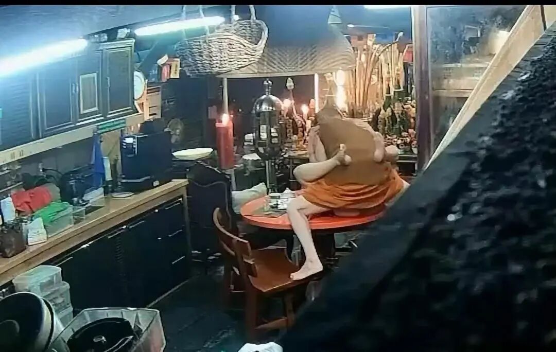 泰国的佛教文化举世闻名，泰国的和尚地位独特。但是也有一些败坏泰国佛教门风的泰国和
