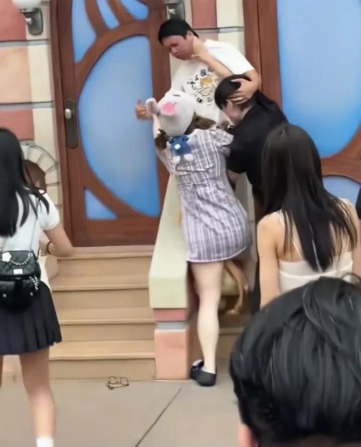 上海迪士尼打架后续，5月31日，闫某某（男，22岁）与女友拍照时，刘某某（男，3