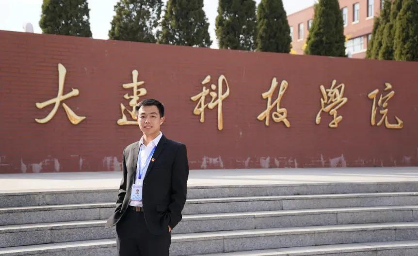 大连科技学院被曝全员停发工资，学校被执行总金额超35亿元，校方回应表示属实，但相
