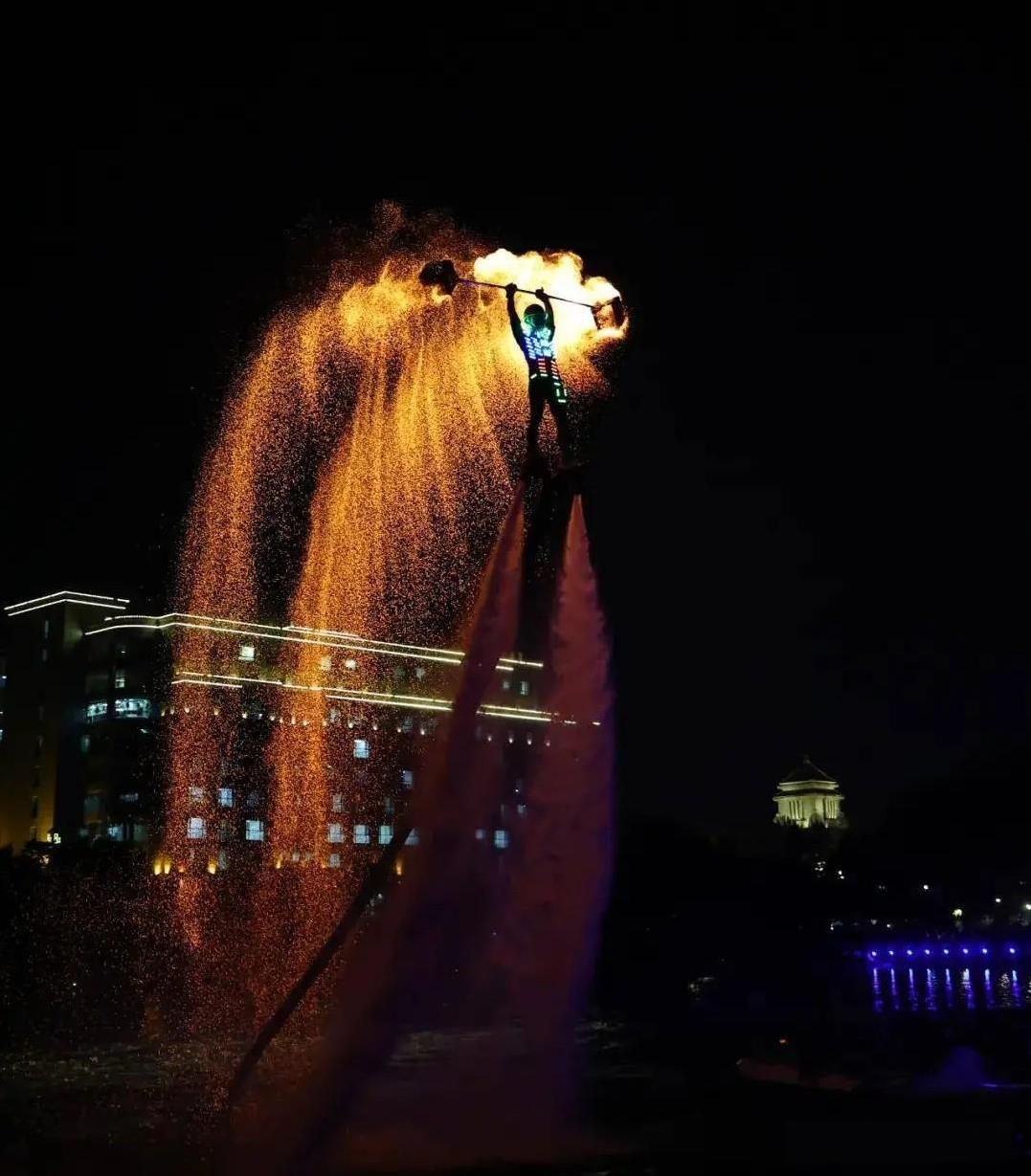 长春德苑公园夜间上演水上飞人带火壶腾空，场面震撼。