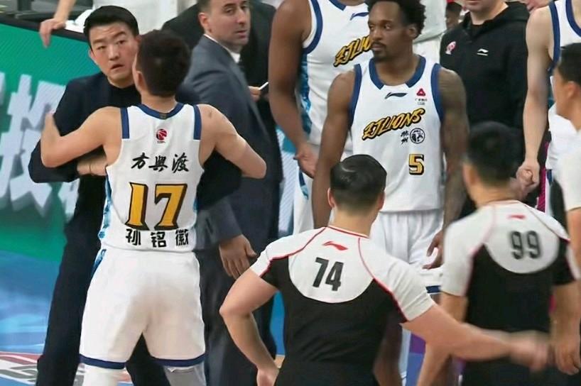 浙江广厦遭争议判罚，仍战胜北京！布朗持球进攻被吹进攻犯规，看回放妥妥的阻挡犯