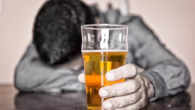 辽宁阜新，石某醉酒后在家骂儿媳，结果被住在隔壁的儿媳的姐姐听见了，两人吵了一架，