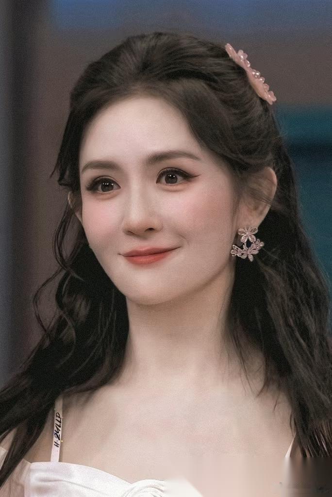 我算是发现了，谢娜这人哪哪都好，就是有一个毛病真让人尴尬，那就是，她太爱晒跟