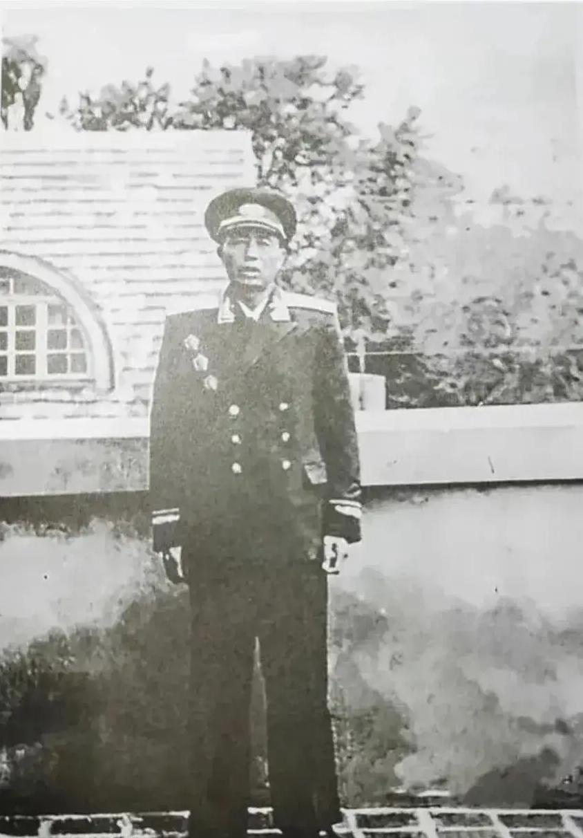 1943年，汉奸们抓了一个女八路，保长却百般阻拦，汉奸大怒，正要发脾气，保长解释