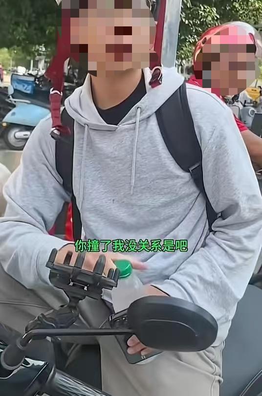 苏州女子逆行剐蹭后，举着手机边录像边逼问辱骂小伙，满心以为能靠视频造势甩锅。小伙