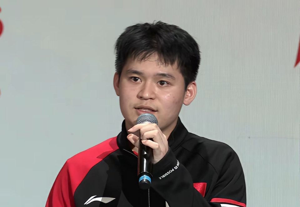 林诗栋发言很官方，先感谢国家，再感谢球队给他上场的机会，又感谢不远万里来看比赛的