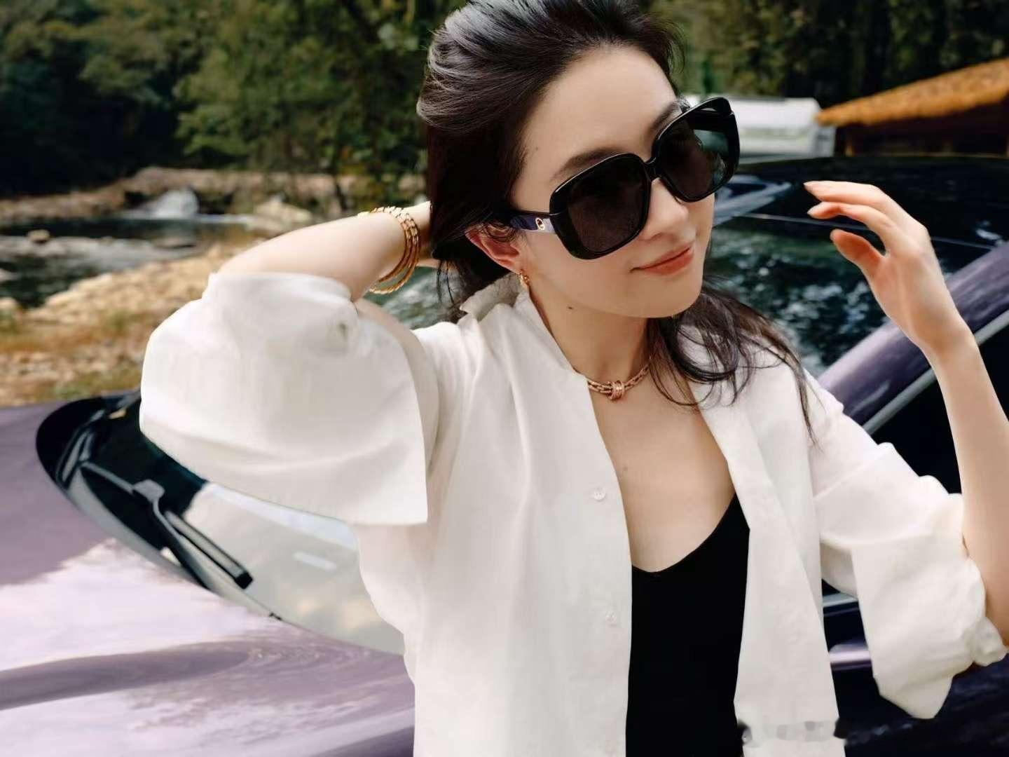 刘亦菲国庆自驾游阿菲也放假出去玩了真的出去自驾游了真的是开了智界新R7去[大笑]