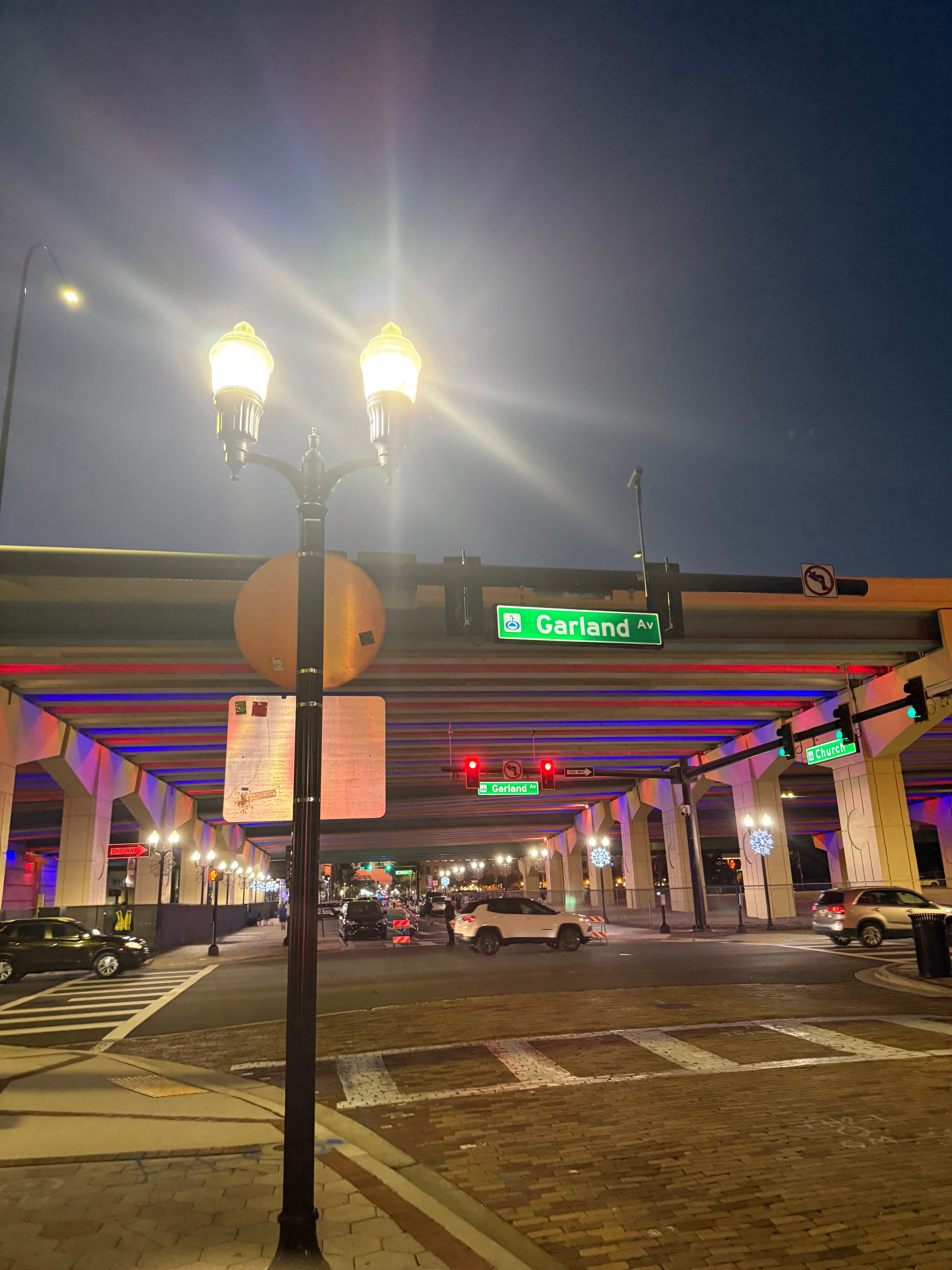 魔术主场外面的路是加兰德大道，暗示你魔抢一手加兰