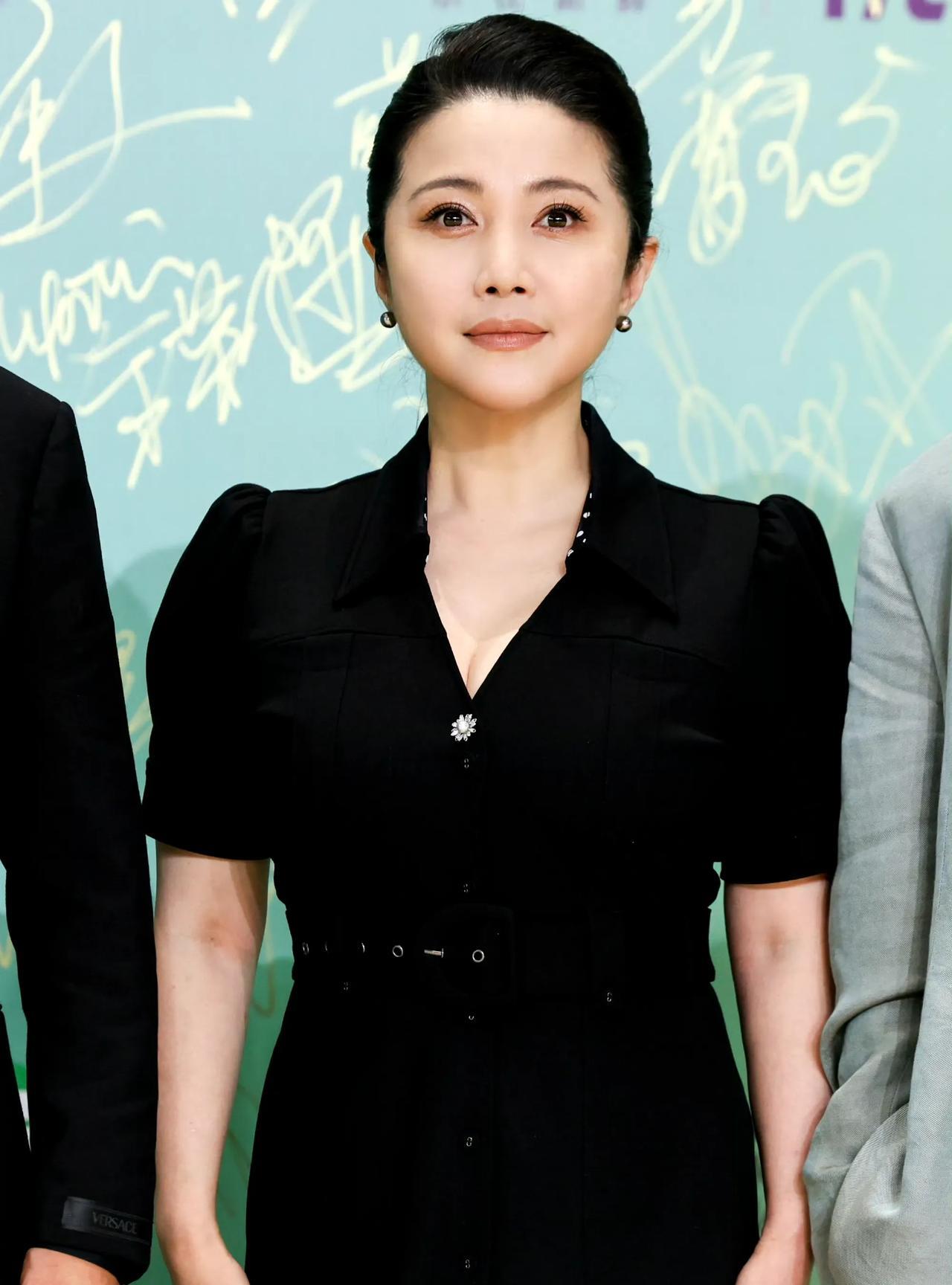 她是今年白玉兰晚会里最胖的女明星吧？不过也是胸最大的影后！她是中国仅次于巩俐的女