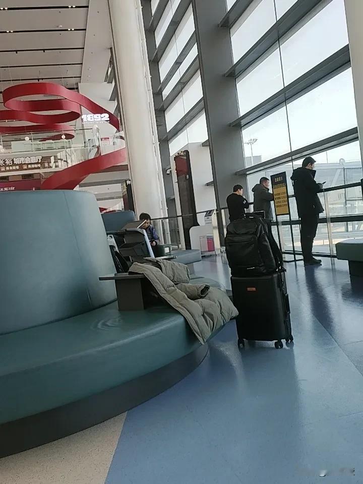 领导的客套话你应该怎么回啊?和领导打交道，回客套话可有讲究。要是领导让你帮小忙