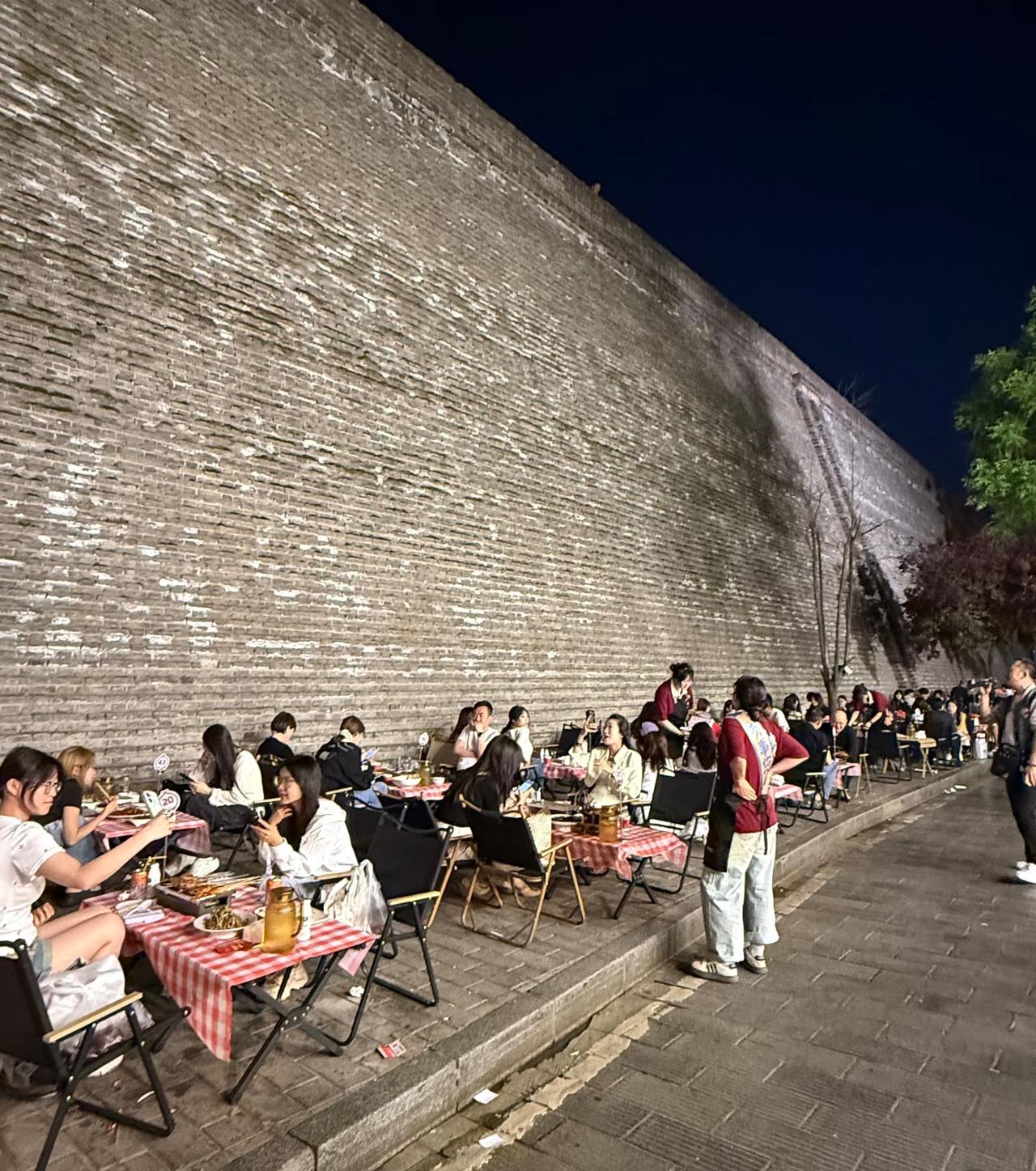 西安城墙根下有美食街吗？有没有西安的朋友，请问下这个是真的吗？居然可以在城