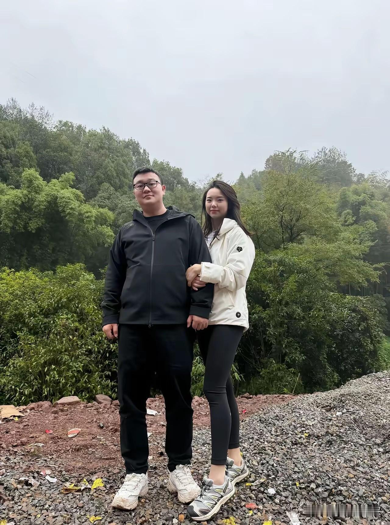 不怪大叔一脸幸福，换谁谁不是呢！