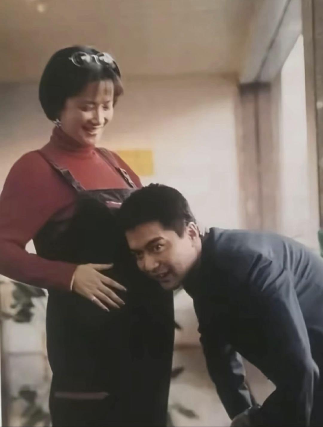 那时候的她一定很幸福，2011年秋天，37岁的何晴，停掉了工作，又剪去长发，