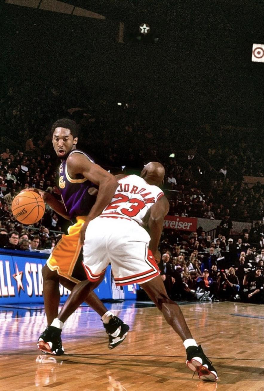 【🏀传奇对决！小飞侠科比挑战篮球之神乔丹，谁能接过权杖？🔥】当篮球之神遇上最