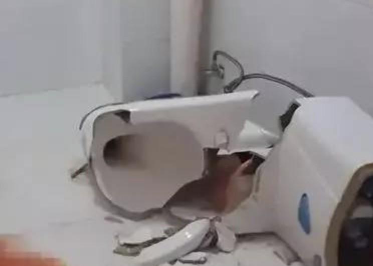 又有人拿公共场所的厕所说事了！女网红发视频要求取消，公共场所女厕所里的蹲式马桶，