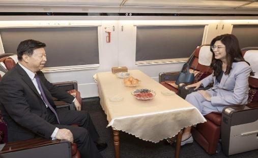 郑丽文上了复兴号，茶杯放桌上水面几乎不晃，300多公里一个多小时到南京，她全程笑