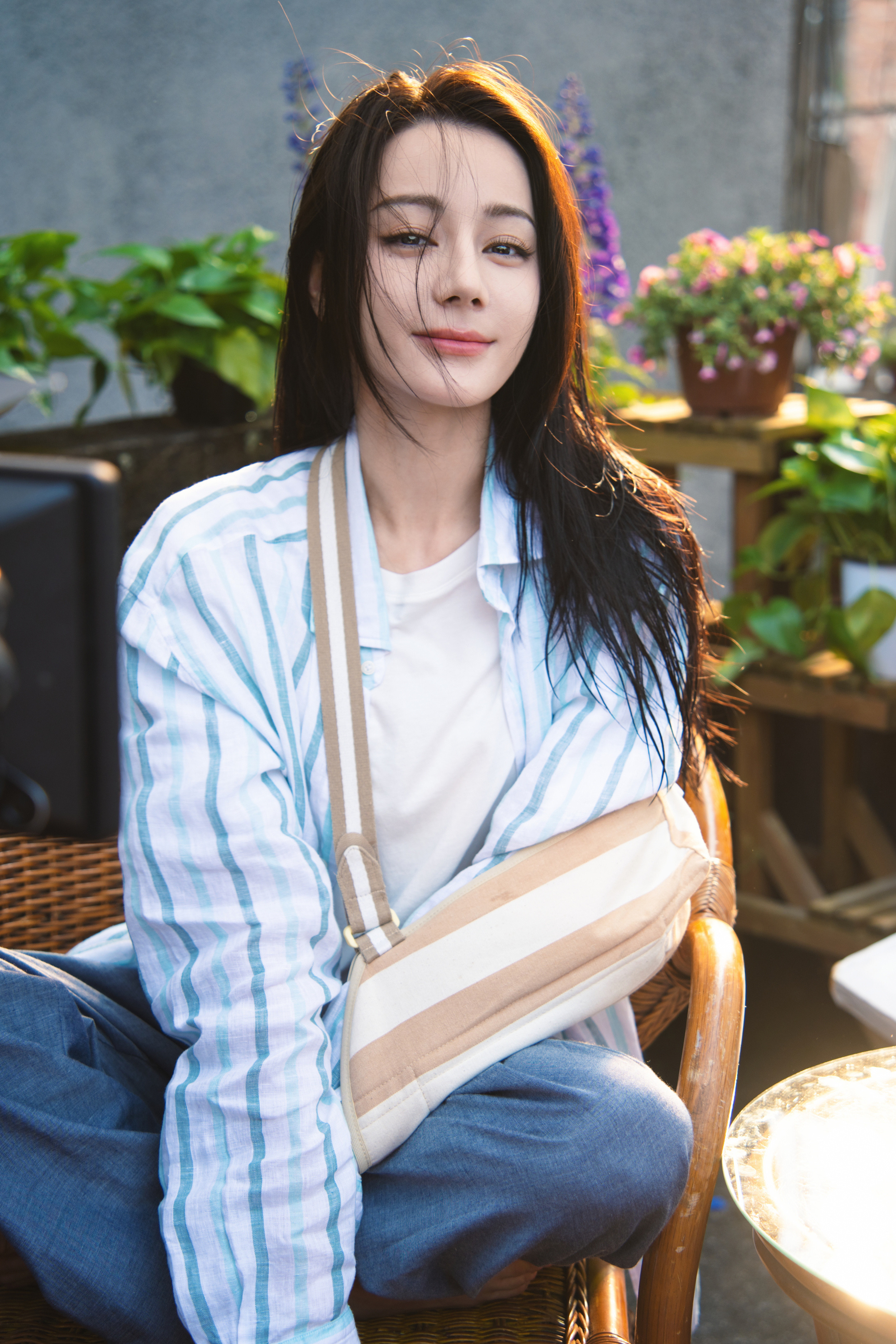 迪丽热巴😻聂九罗的枭日记在聂九罗的世界里感受阳光，感受成长与欢笑。片场花絮图