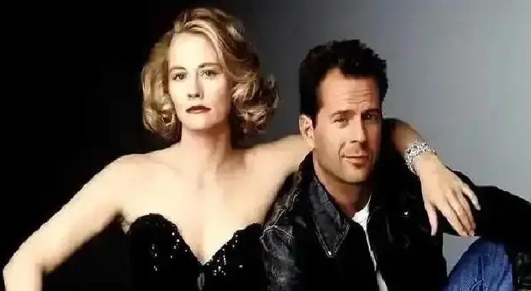 1987年，史泰龙和施瓦辛格摇头离开。嫌角色太弱。布鲁斯·威利斯穿上那件汗湿