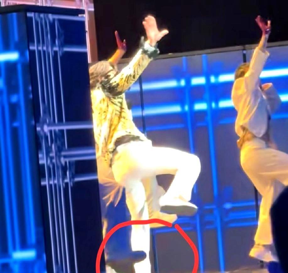 王一博春晚差点当众摔倒，0.5秒救场骗过全国观众，连郭富城都没看出来。就开