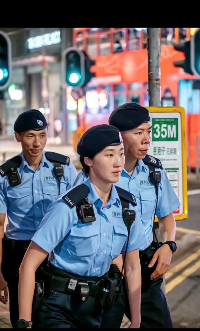 香港回归了！黑帮自然就消失了，香港警察越来越安全，是个好职业。警员：月薪2.4-