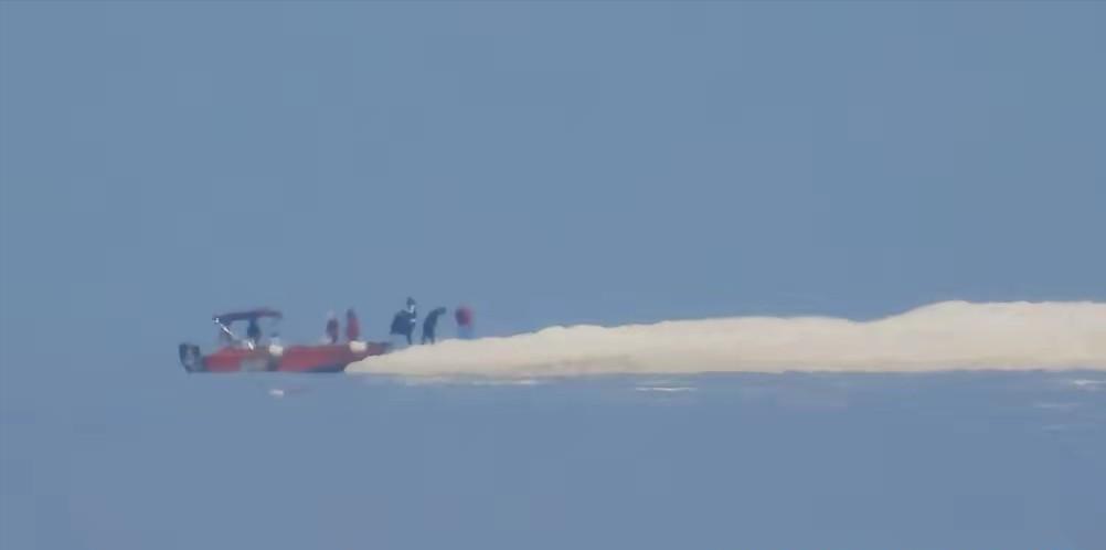 防空炮已经打开雷达，随时可以击落！5月16日，中国科考队登陆铁线礁进行考察和取样
