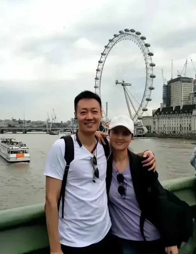 辛柏青在回忆起妻子媛媛时充满了感动与无奈，他一再强调他爱着媛媛，他不是“爱情至上