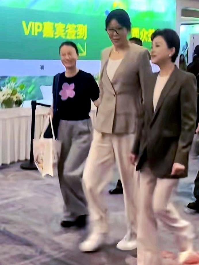 66岁的郎平往杨澜身边一站什么叫降维打击的气场瞬间就具象化了。灰外套搭白长裤