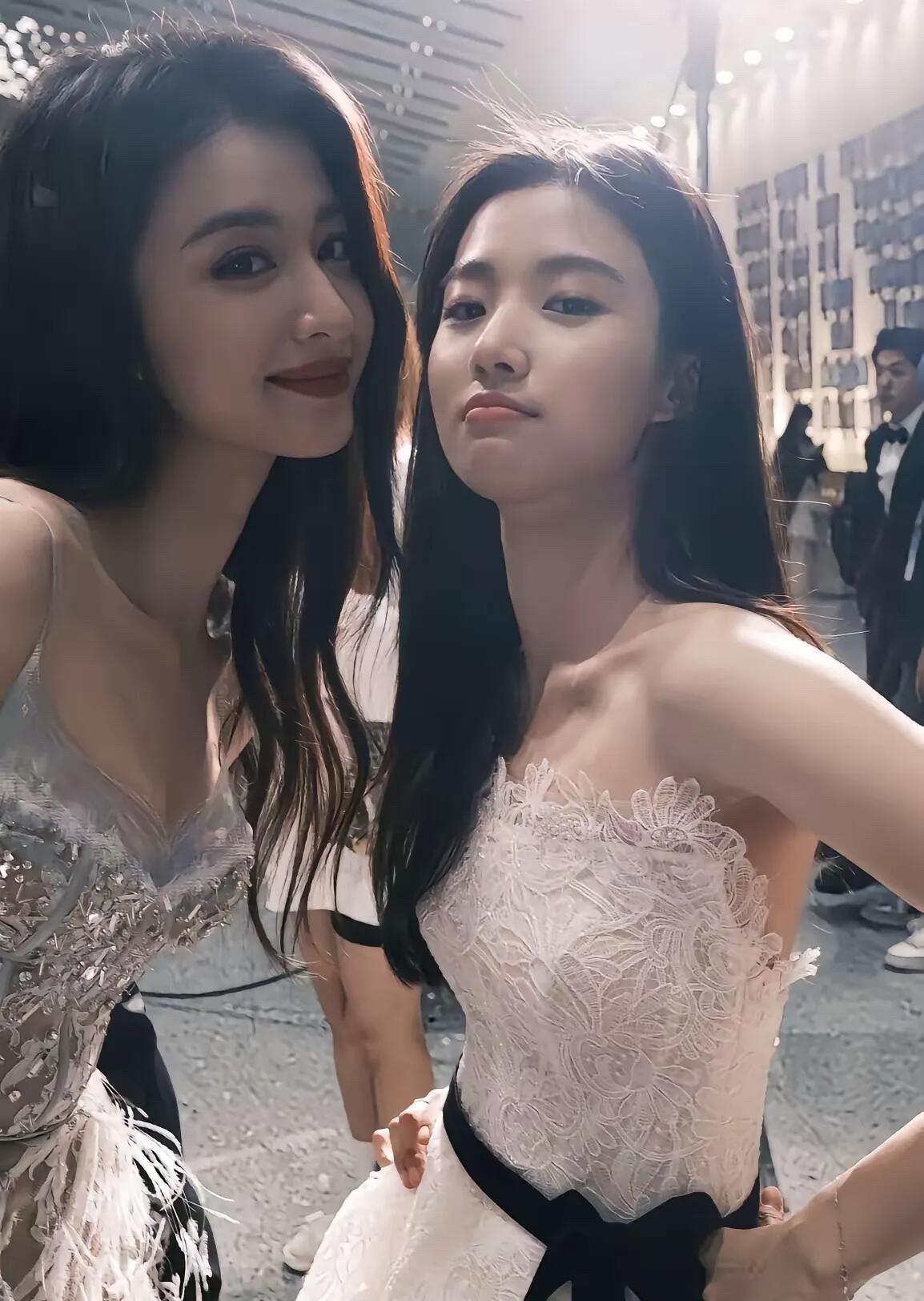 两位美女同框，一个大眼睛高鼻梁，一个小眼睛巴掌脸，你喜欢哪一位呢？我喜欢右边的女
