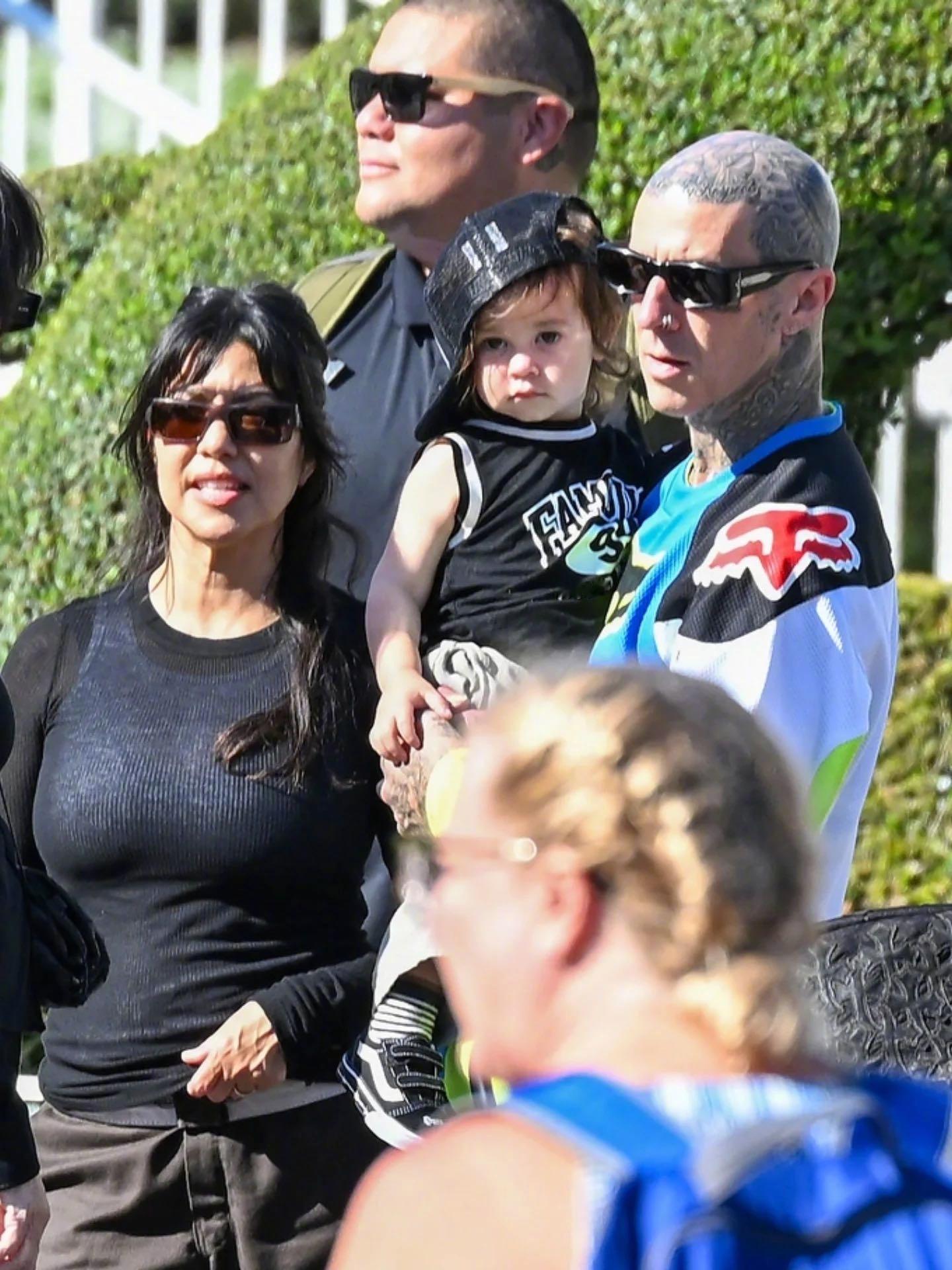 大姐KourtneyKardashian和丈夫TravisBarker带着