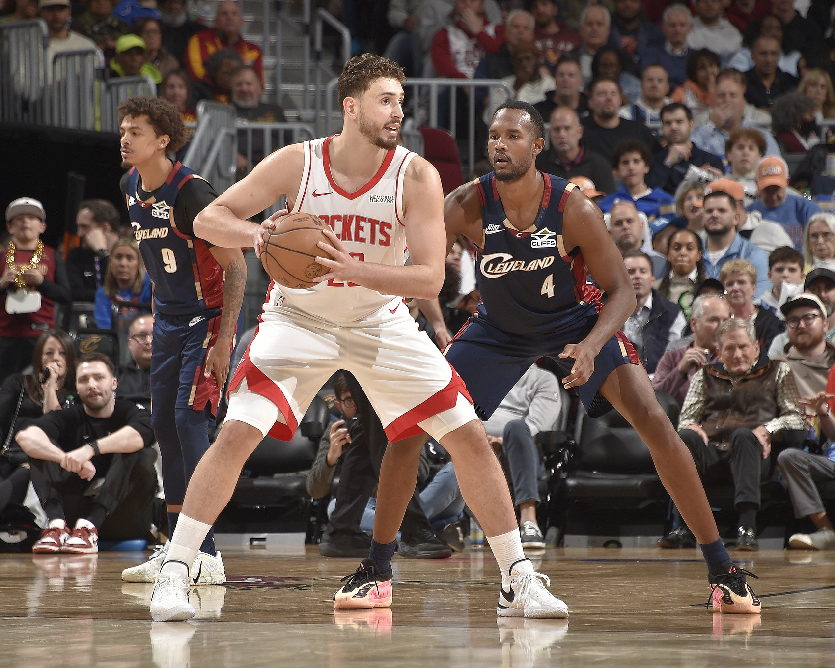 一天之后，休斯顿火箭队的对手是开拓者，前一天火箭队对阵太阳队时，火箭队少了他们场