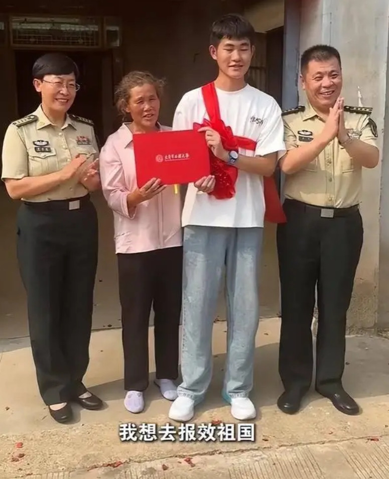 “祖坟冒青烟了！”江苏，一位中年妇女正在家里做饭，突然有人敲门，她起初以为是邻居