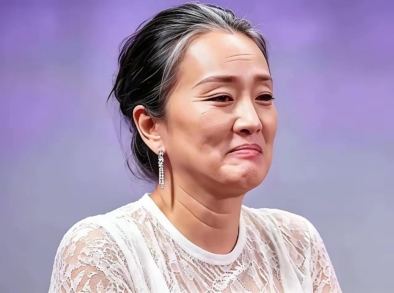 她怎么大变模样了，这还是你们认识的女神吗？她的脸部皮肤很多都是皱纹和抬头纹都是