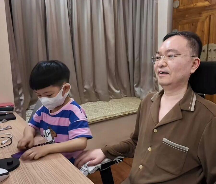 蔡磊那句“宁可战死，不会屈辱等死”，真的太让人动容。他被渐冻症折磨得五体瘫软无法