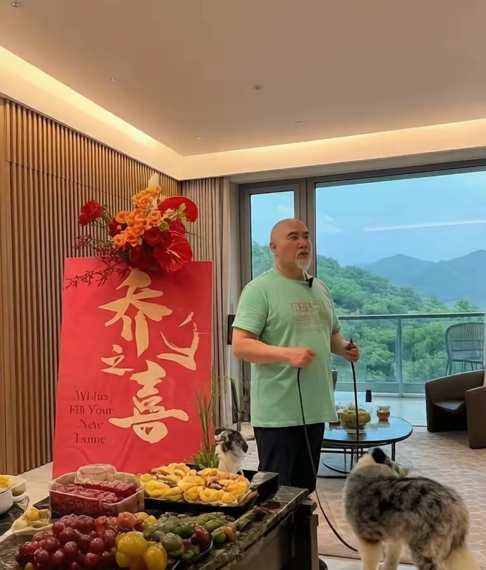 赵文瑄挺着大肚子，又入住了一个新的大平层，现在看来是选择了一个楼房的大平层，一看