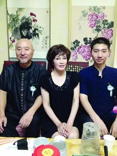 陈佩斯儿子结婚，刘晓庆甩过去一个大红包，封面上赫然写着“姑奶奶贺”。你敢信？