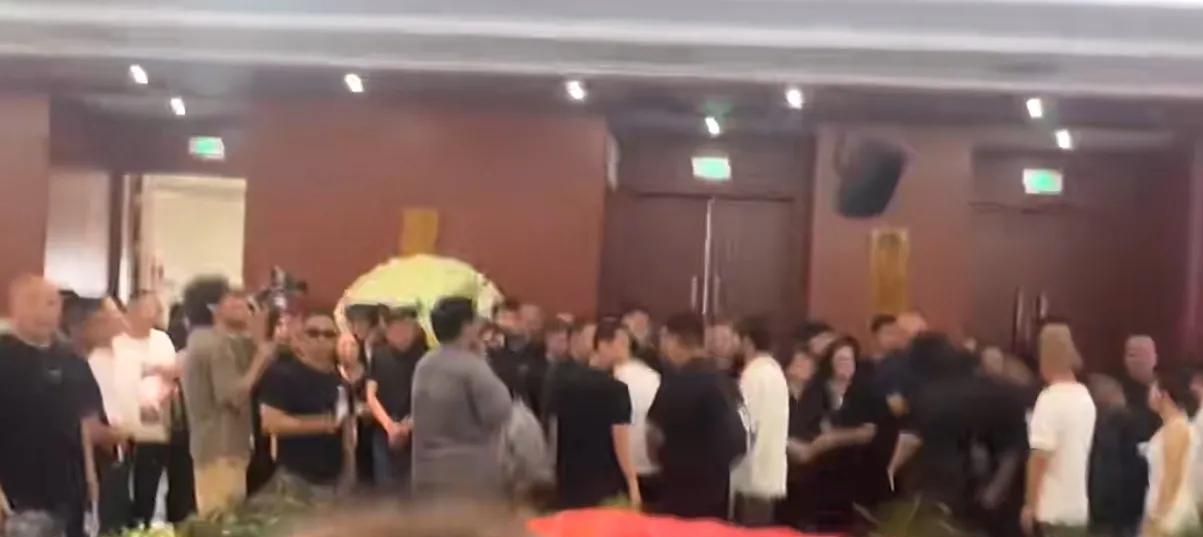 冯巩没去杨少华的葬礼，这事儿在网上吵翻了！评论区都炸开锅了，好多人纳闷：俩人都是