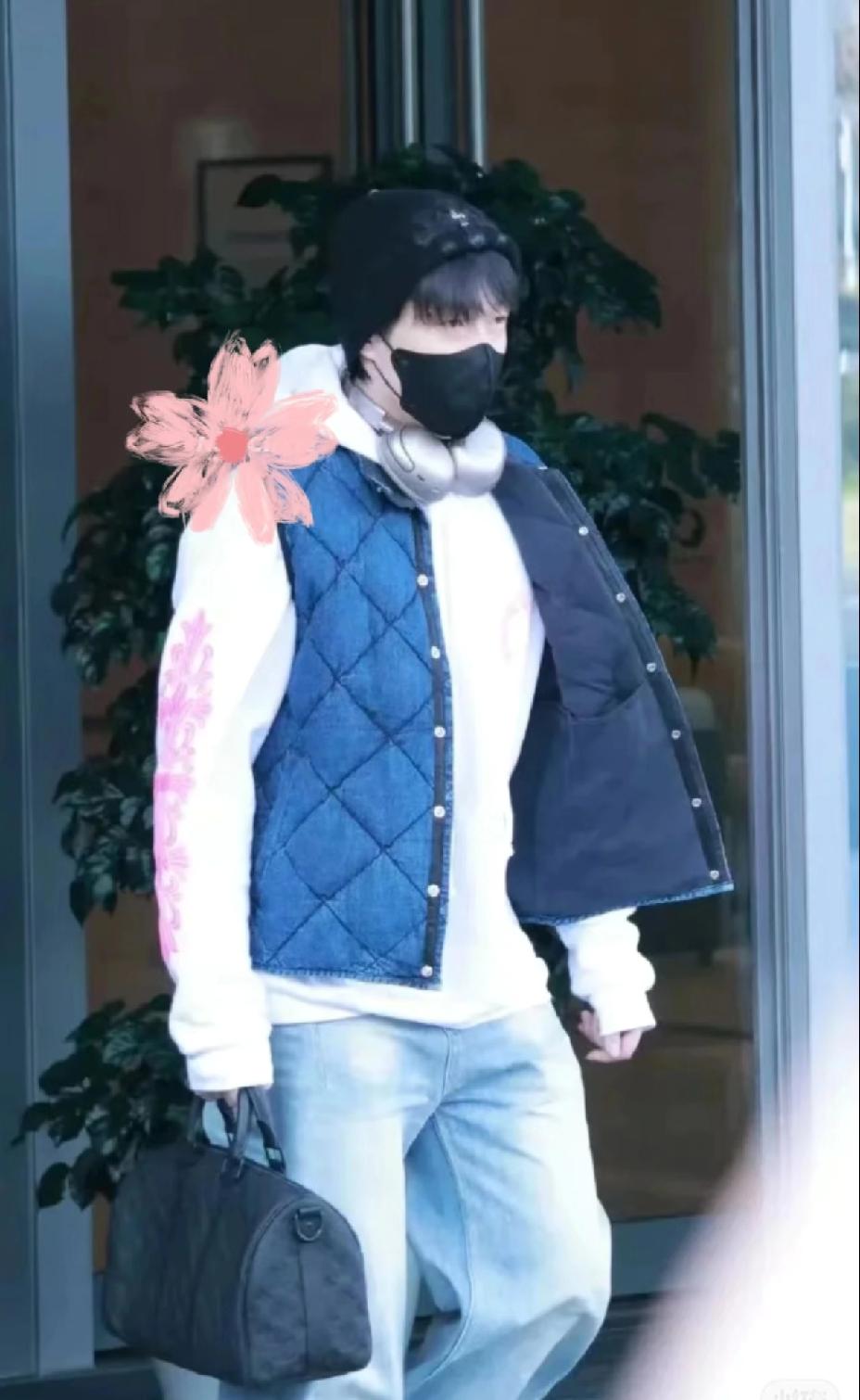 王楚钦终究还是去了乒超总决赛，看走路姿势背还是有点僵，一定要好好保护好自己。