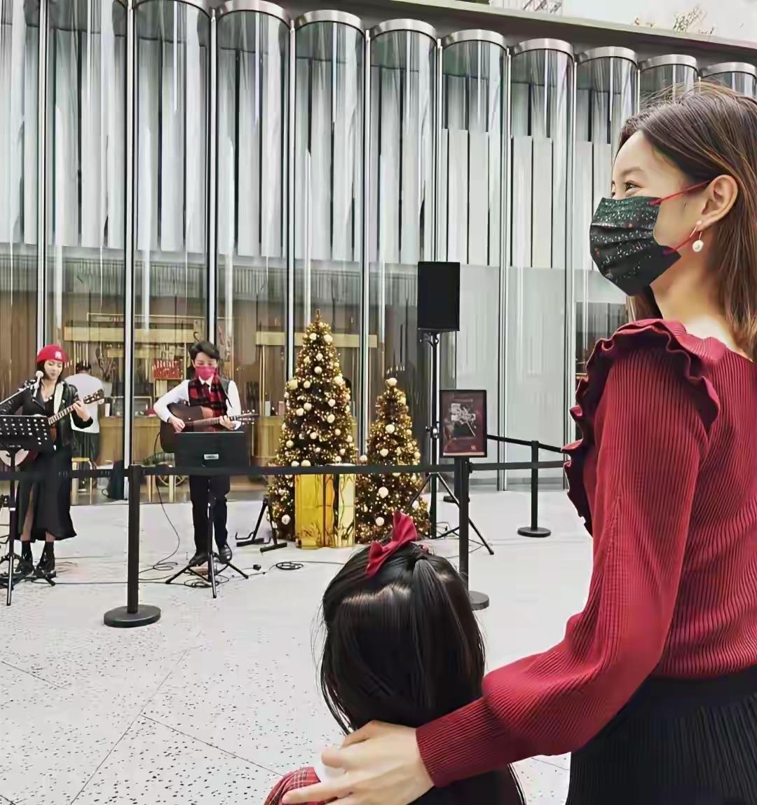 章子怡带女儿现身巴黎音乐会，穿红色上衣搭配黑色裙子，长发披肩，看起来还像是20多