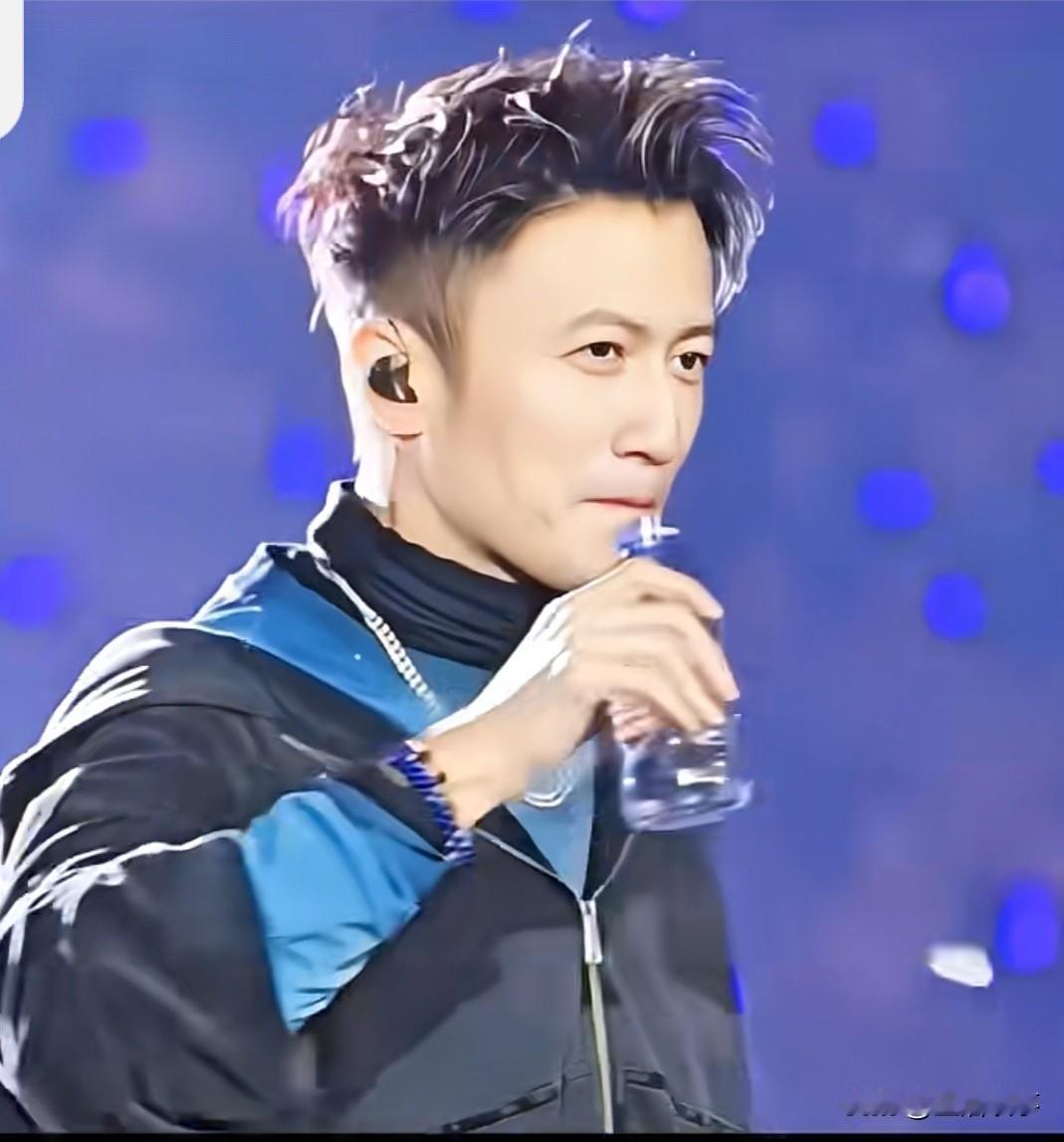 谢霆锋，真是——惹众怒……近日，谢霆锋儿子谢振轩，在社交媒体公开改口称谢霆锋