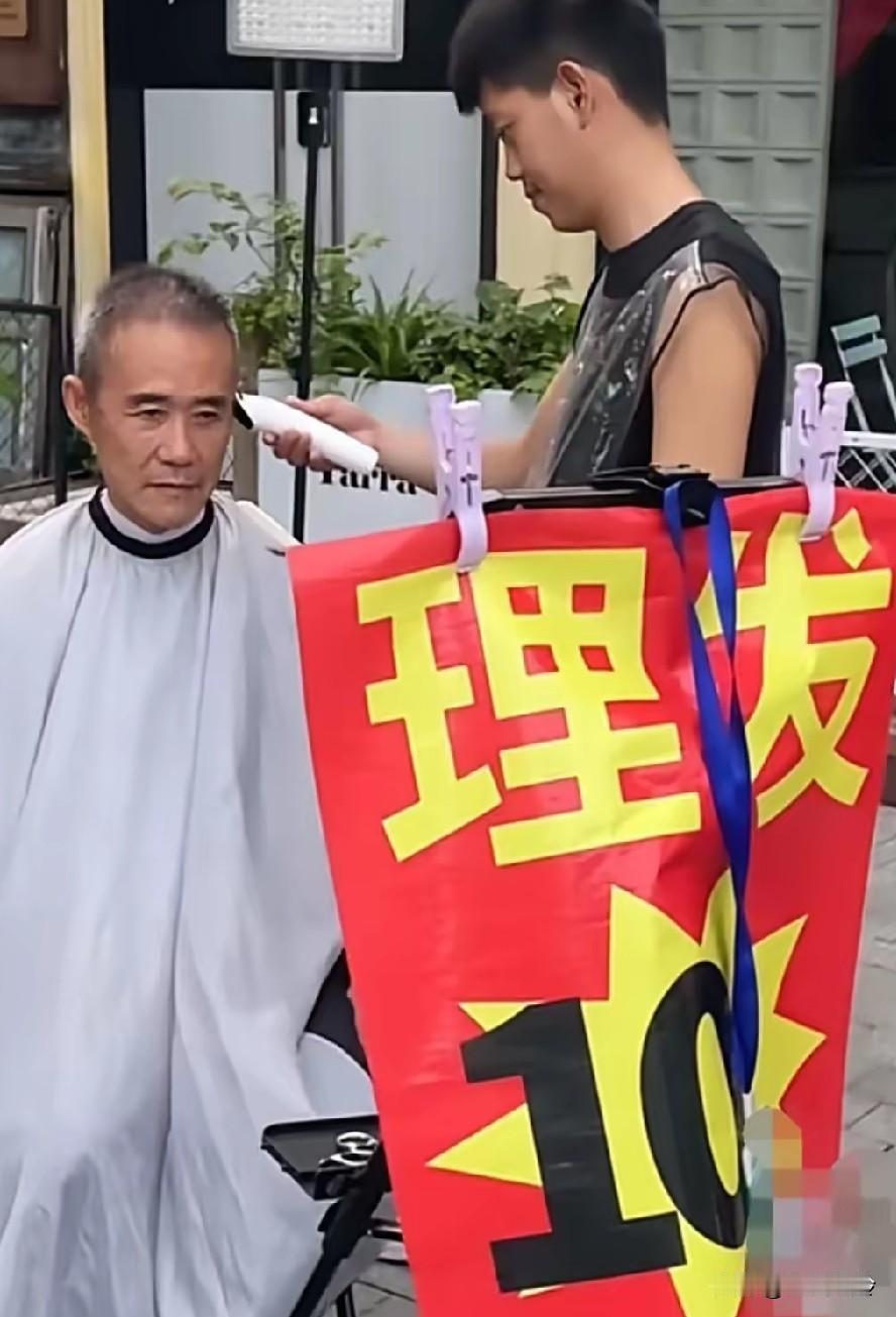 王石也开始走“节俭”路线了！听网友的，假发也不戴了，回归自然，路边剪一次头发只