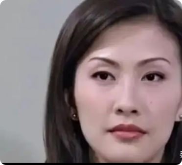 2001年，陈慧珊为了抱紧梁锦松的大腿，主动抛弃了自己的丈夫，不曾想，梁锦松却因