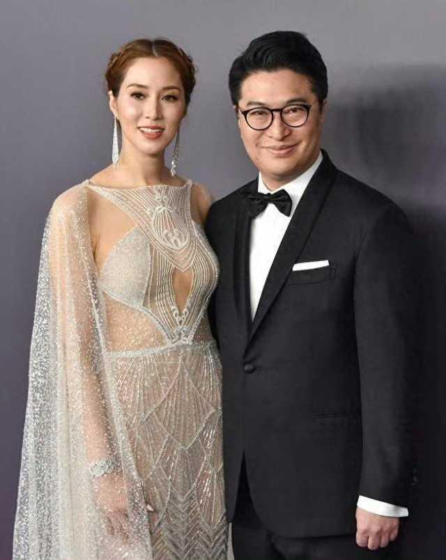 徐子淇陪富豪老公亮相，豪门阔太穿搭引网友热议徐子淇陪伴富豪老公公开亮相，一身穿