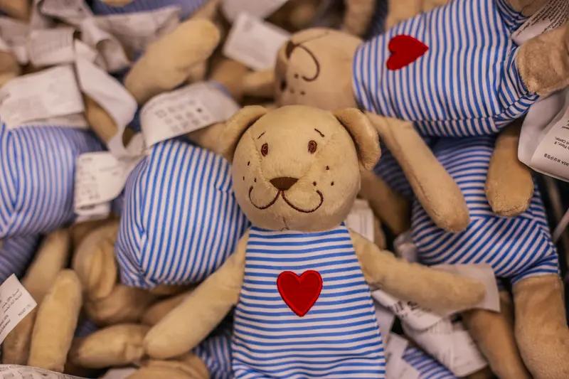 吓出冷汗！女子寄普通毛绒玩具，民警跨省拦截，拆开查出10万黄金！家人们，浙